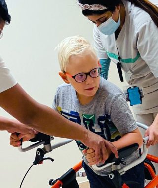 a5842340-sidra-medicine-aiden-undergoing-physical-therapy